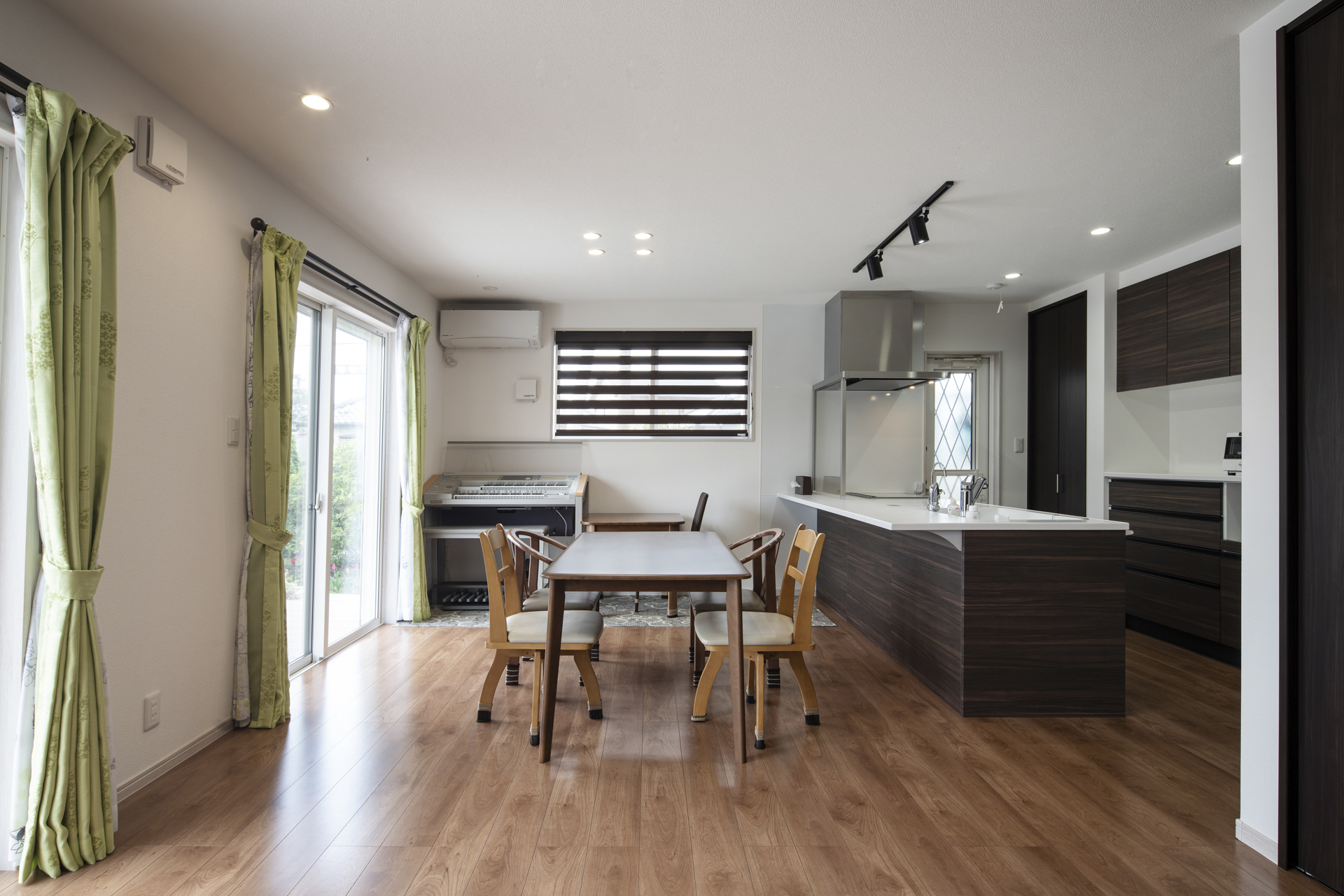 ペニンシュラタイプのダイニングキッチン