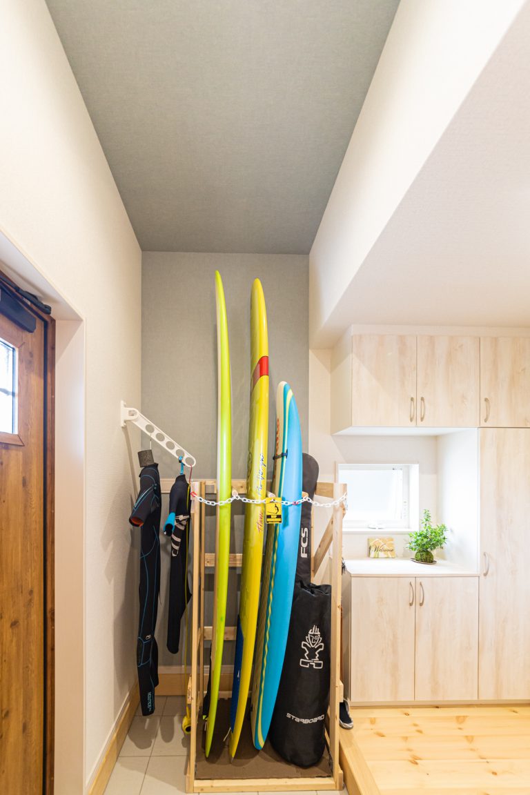 玄関もゆったりサーフボードを楽々収納