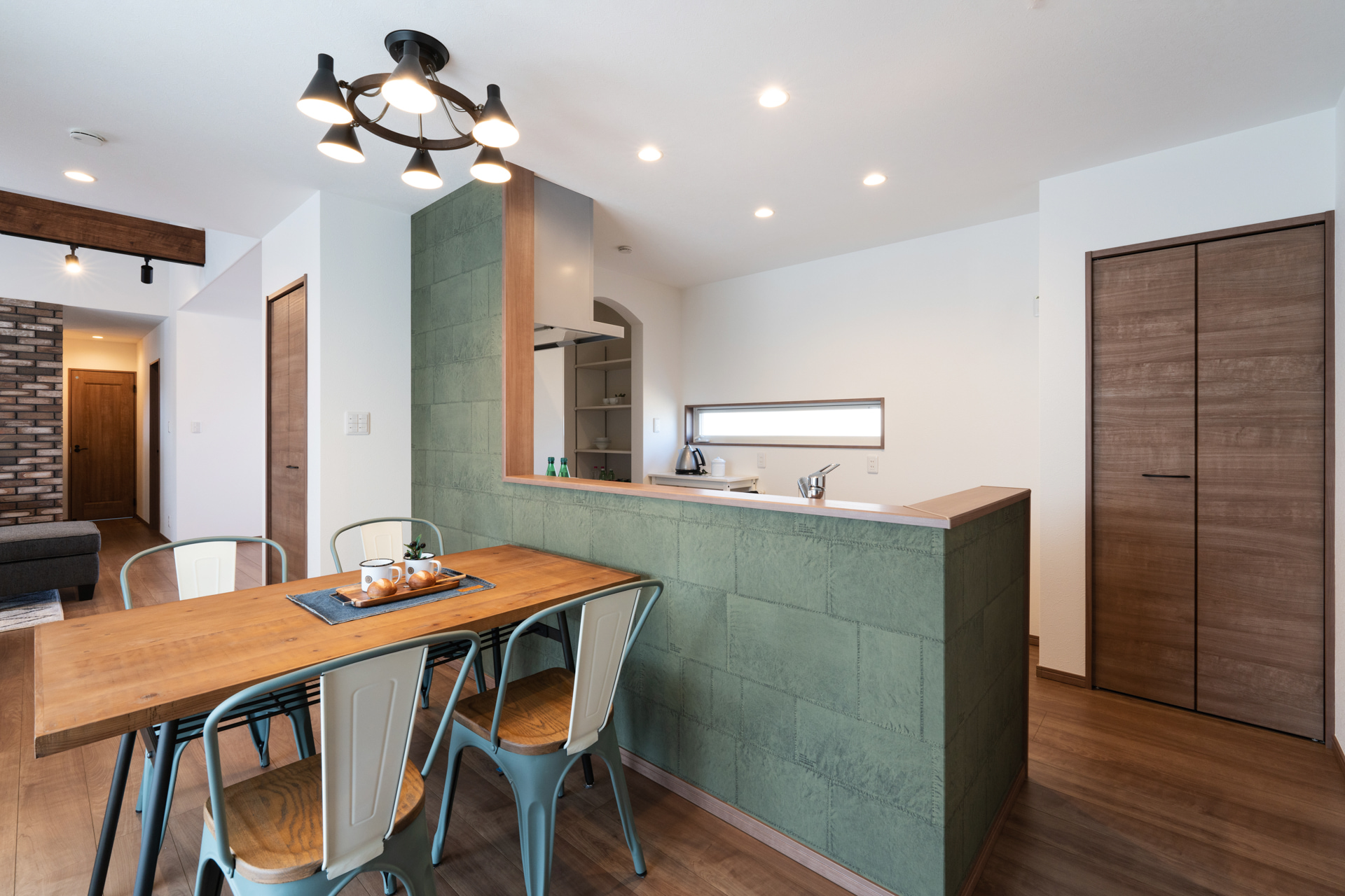 シックな色合いでまとめたダイニングとキッチン