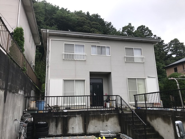 のっぺりした総二階の外観