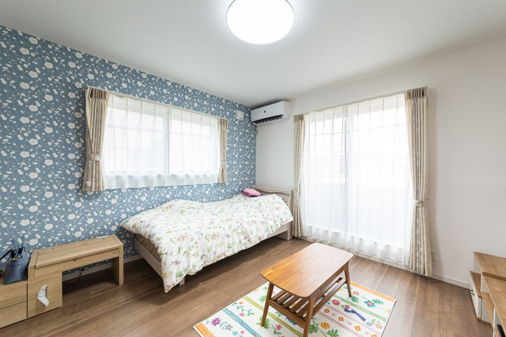 花柄の壁紙がある子供部屋