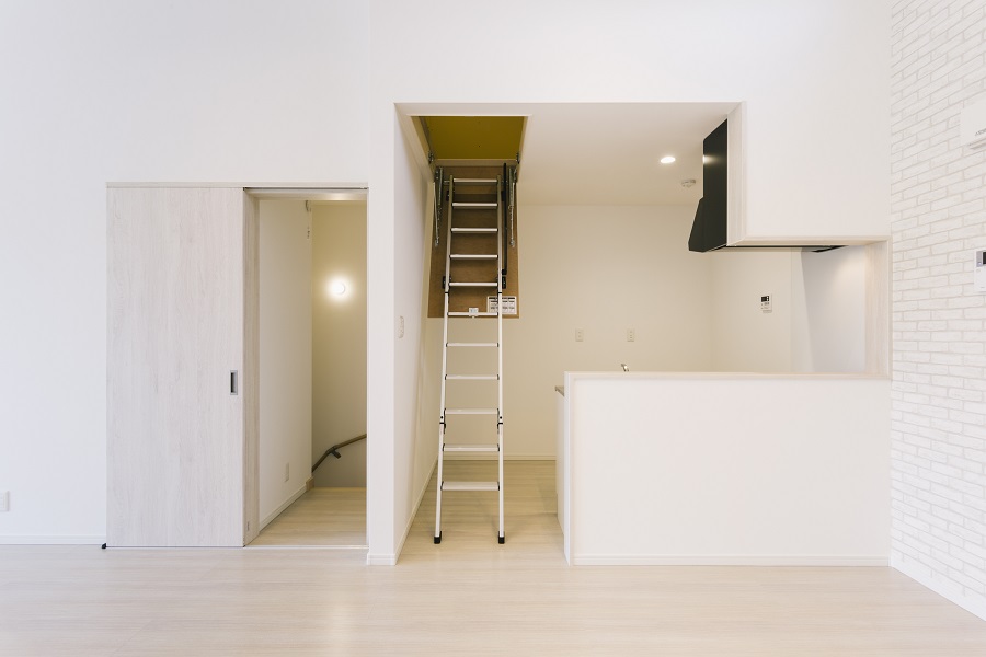 収納ハシゴ式の小屋裏収納