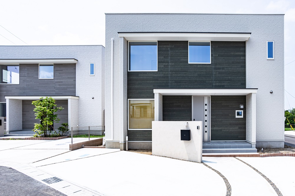 モダンテイストの二階建て外観