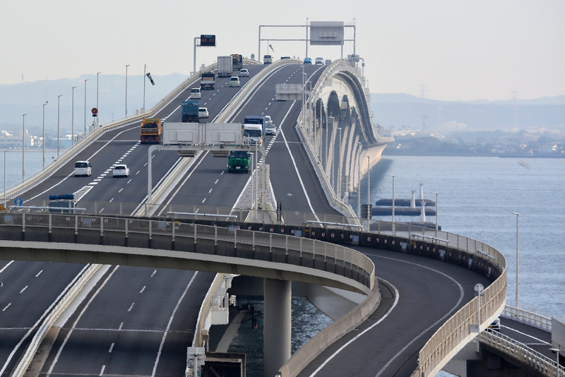＞付近に位置する東京湾アクアライン