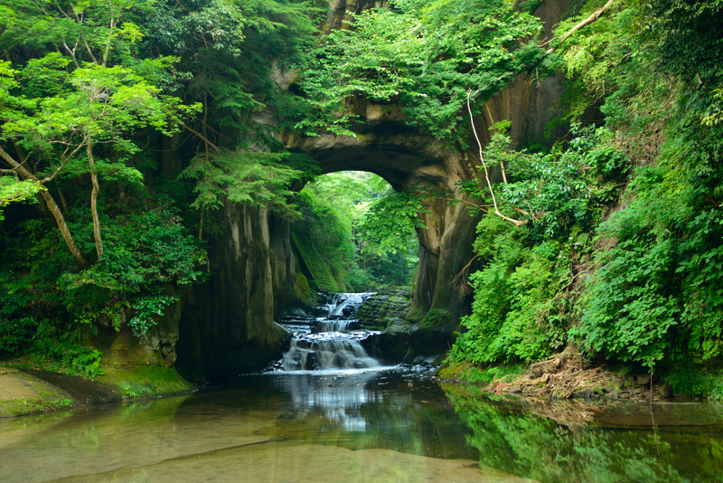 濃溝の滝・亀岩の洞窟（提供：千葉県君津市）