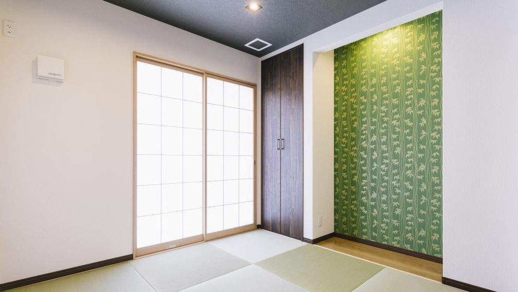 ＜千葉県富津市＞竹が描かれたグリーンのクロスがおしゃれな和室 